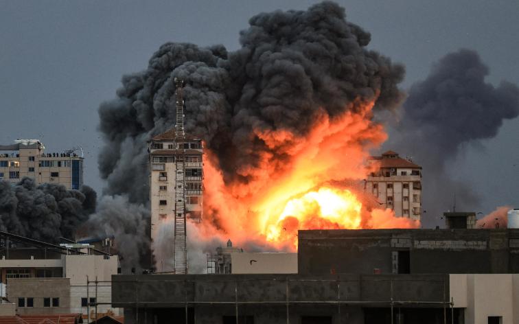 Edificio de la Torre Palestina, en Gaza, alcanzado por un ataque aéreo israelí