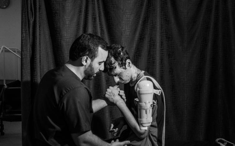 Karam en fisioterapia en el hospital de cirugía reconstructiva de MSF en Amán, Jordania