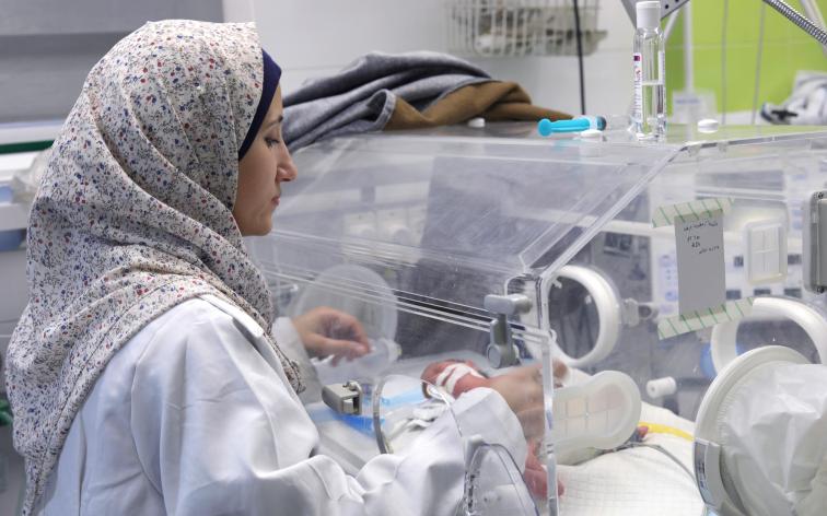 Una enfermera de MSF revisa a uno de los recién nacidos prematuros ingresados en la unidad de cuidados intensivos neonatales del hospital Nasser, que apoyamos, en Khan Yunis, Gaza.
