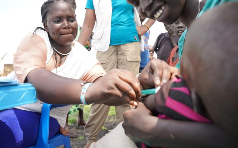 MSF midwife Martha Nyakueka administrating a vaccine to a baby