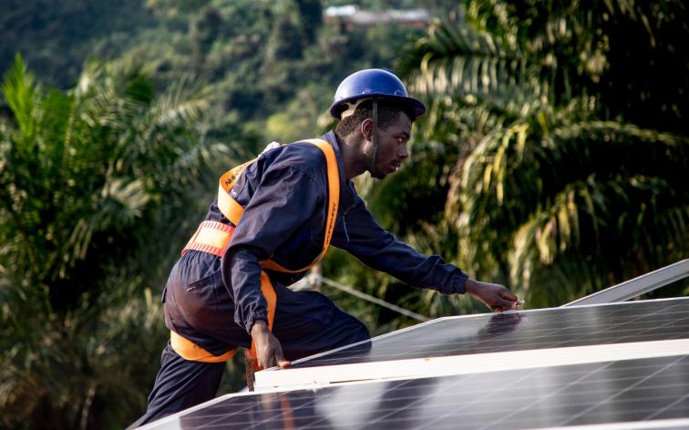 Instalación de placas solares en el proyecto de Kigulube, RDC